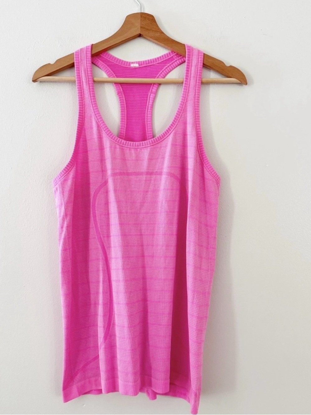 Lululemon Women Tank Top Size 10 Hot Pink Racerback Shirt.